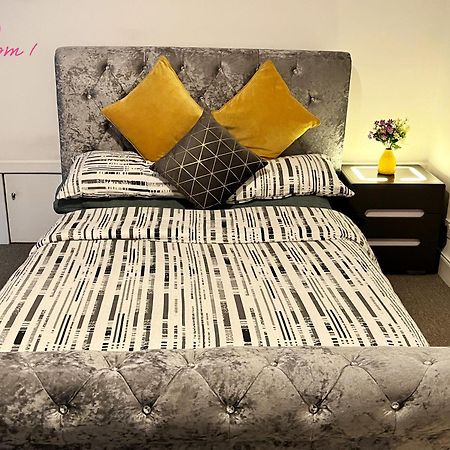 2 Bedrooms Entire Apartment Self Check In Kelty ภายนอก รูปภาพ