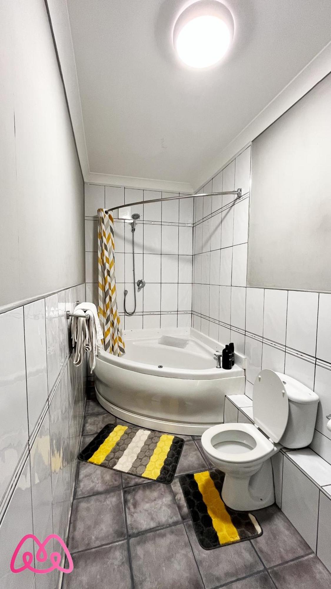 2 Bedrooms Entire Apartment Self Check In Kelty ภายนอก รูปภาพ