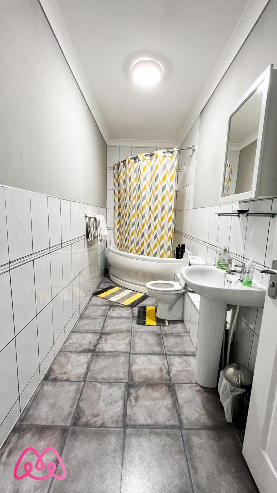 2 Bedrooms Entire Apartment Self Check In Kelty ภายนอก รูปภาพ