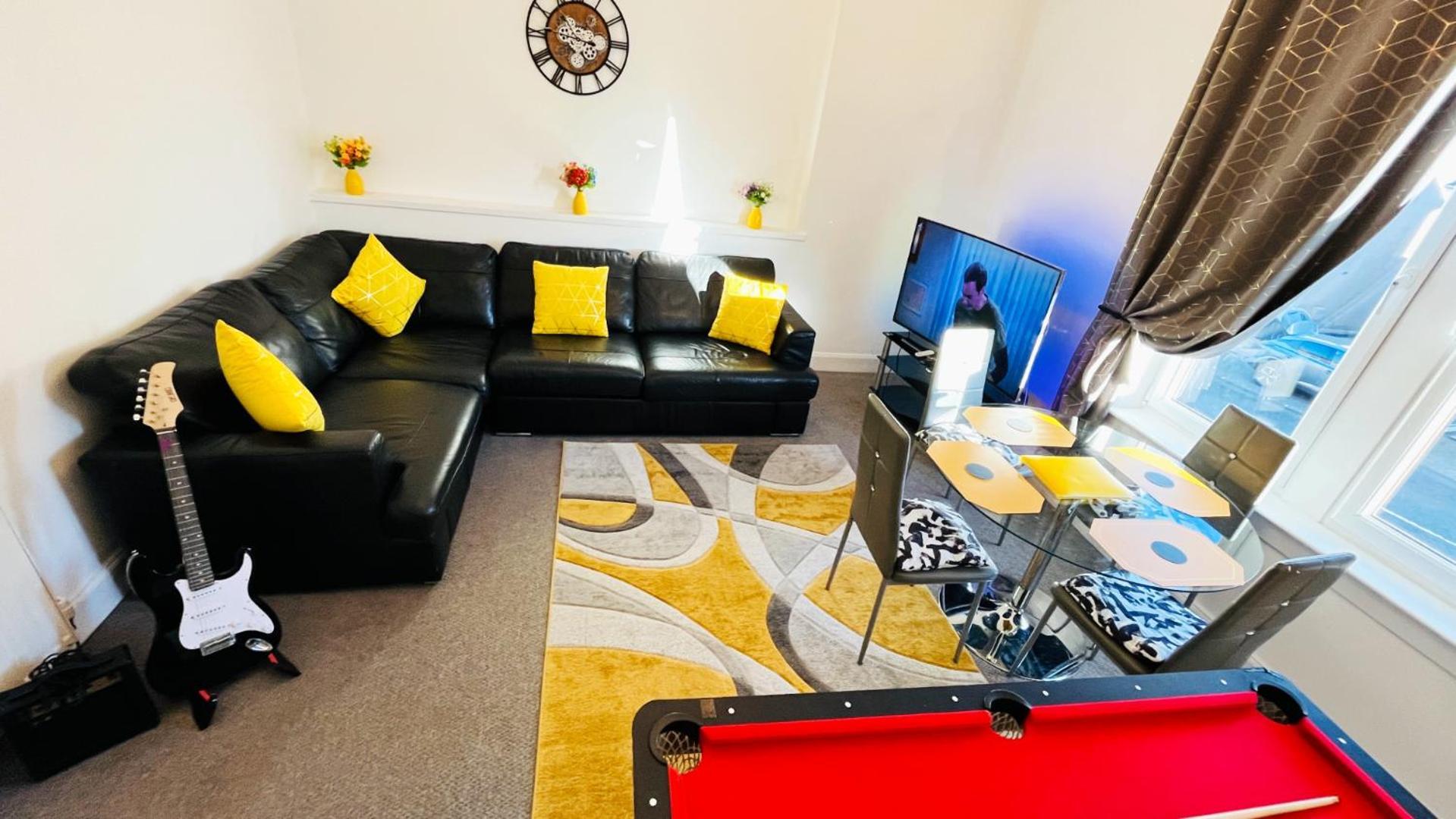 2 Bedrooms Entire Apartment Self Check In Kelty ภายนอก รูปภาพ