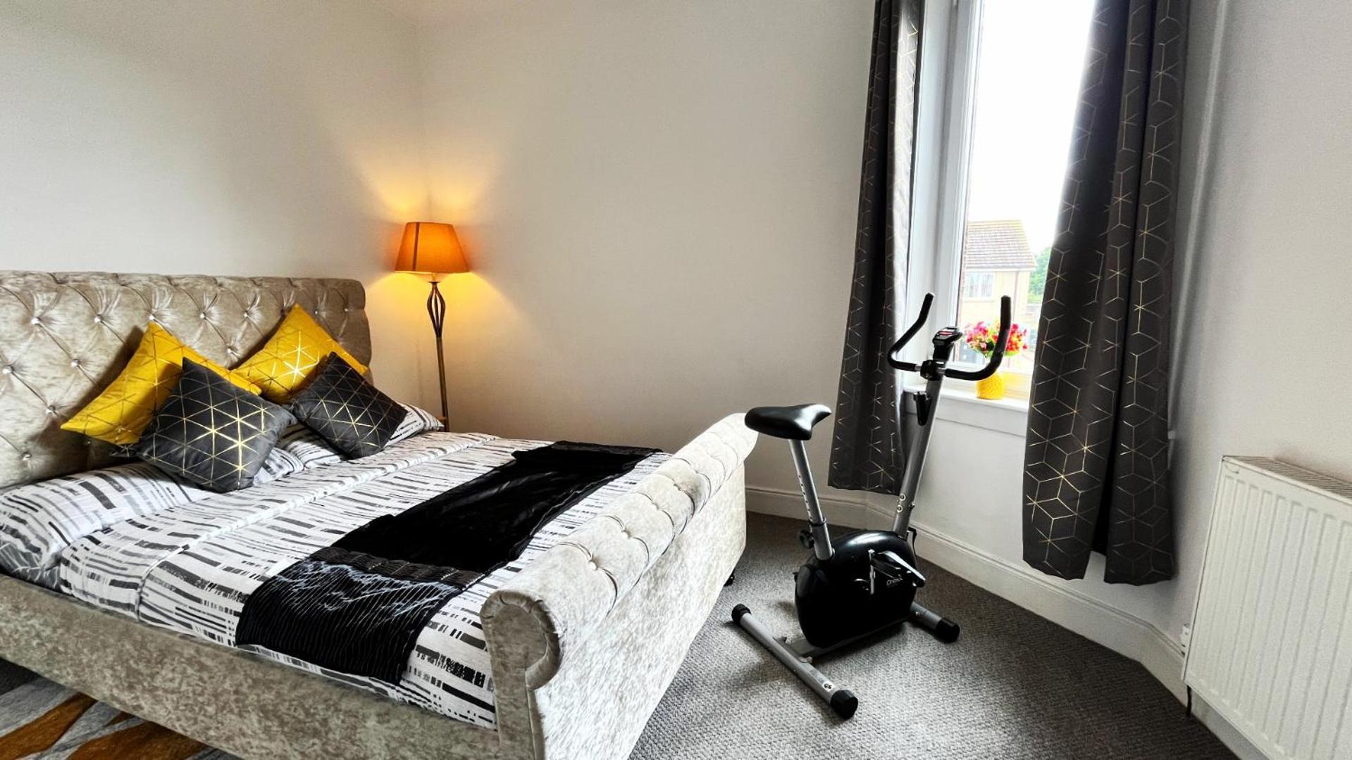 2 Bedrooms Entire Apartment Self Check In Kelty ภายนอก รูปภาพ